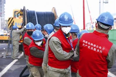 电力工人在雷神山医院施工.    国家电网/供图