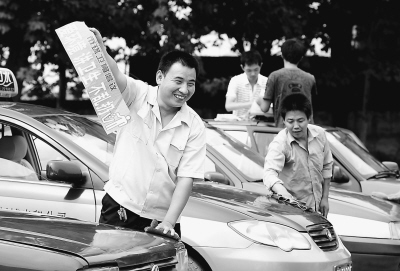 首页 动态   8月24日,山西省临汾市新博出租车公司的司机王保国,正在
