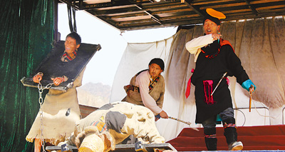 图为村民在表演话剧《农奴泪》.   本报记者  扎  西摄