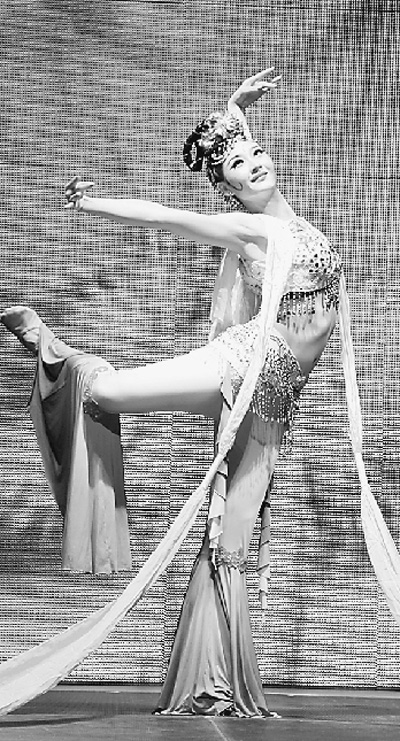 刘萌萌表演舞蹈《飞天》   本报记者孙立极摄