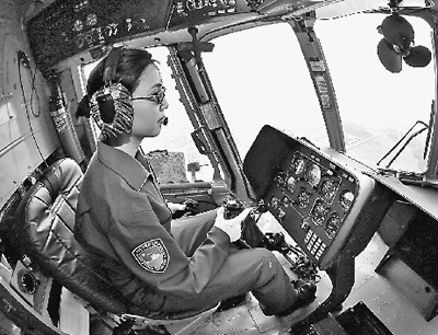 空军女飞行员张博跑步登机,坐上副驾驶的位置,定定神,拉杆,蹬舵,满载