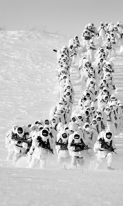 新战士在雪地里摸爬滚打.