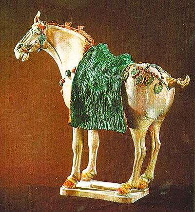 陕西唐鲜于庭诲墓出土三彩陶三花马.