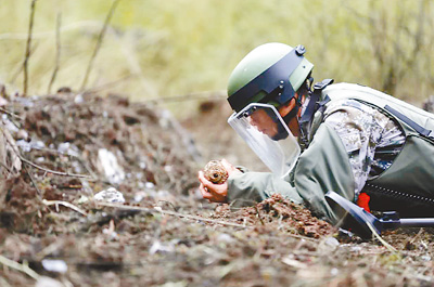 排雷士兵进行排雷演示.   孟祝斌摄