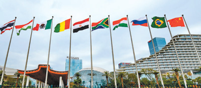 厦门国际会议中心前各国国旗迎风飘扬.   新华社发