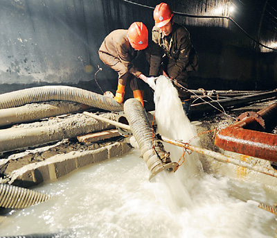 嘎隆拉隧道初始地应力钻孔应力解除法在现场测试中的应用