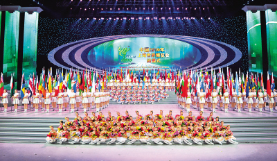 十月三十一日,中国二○一○年上海世博会闭幕式在世博文化中心举. .